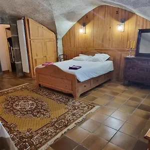 Maison Au Loup: 16th Century In Old Town Bed & Breakfast